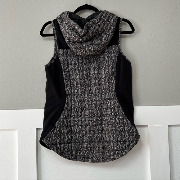 The North Face Women’s Thermoball Vest in Tan and Black Lace Print - Picture 5 of 7